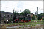 Die restaurierte 897513 schiebt hier am 2.6.2007 einen historischen Zug auf Gleis 1a im HBF Dessau.