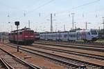 Als RE1 (Mannheim Hbf - Koblenz Hbf) fuhr am 12.04.2017 der SÜWEX 429 621 aus dem Bahnhof von Dillingen an den abgestellten Cargo-Loks vorbei.