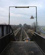 Blick auf die Gleise 3 und 4 des Bahnhofs Doberlug-Kirchhain auf der Bahnstrecke Halle–Cottbus (KBS 215). Aufgenommen auf der leicht gefrorenen Fußgängerbrücke zu Gleis 2. [16.12.2017 | 9:39 Uhr]