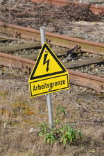 Dieses Hinweisschild für eine Baustelle konnte ich in Dortmund Hbf entdecken. Dort ist seit einiger Zeit eine Großbaustelle. Mit diesem Schild wird die Grenze dargestellt bis wo die Oberleitung abgestaltet ist. Hinter dieser Grenze ist die Oberleitung weiterhin eingeschatet.

Dortmund 25.02.2017