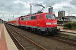 111 127 schiebt am 18.8.2017 den RE4 (RE99067)  Wupper-Express  von Wuppertal-Oberbarmen in den Dortmunder Hauptbahnhof.