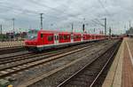 S1 von Essen-Steele Ost nach Dortmund Hauptbahnhof fährt am 18.8.2017 in den Dortmunder Hauptbahnhof ein.