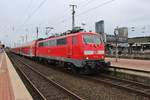 111 127 wartet am 18.8.2017 mit dem RE4 (RE99066)  Wupper-Express  nach Wuppertal-Oberbarmen im Dortmunder Hauptbahnhof auf Abfahrt.