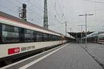 Eurocity 9 nach Zürich steht abfahrbereit neben einem ICE nach Berlin im Dortmunder Hauptbahnhof (14.12.2022)