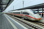 Ein ICE 4 (9476) kommt hier Ende April 2024 am Hauptbahnhof in Dortmund an.