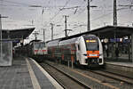 Während links am Bahnsteig am 21.2.2026 um 10.22 Uhr die DB 146557-4 mit dem IC 2 nach Dresden steht, fährt rechts der RRX 462001 nach Düsseldorf ein.