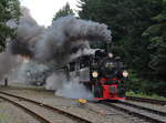 99 5901 und 99 5902 ziehen nach der Ankunft des Regelzuges P8940 vom Brocken den Traditionszug P8991 (Wernigerode - Brocken) aus dem Bahnhof von Drei Annen Hohne raus.

Drei Annen Hohne, 16. August 2017