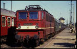 242004 ist mit einem Personenzug aus Schöma am 4.5.1990 im HBF Dresden angekommen.
