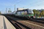 193 207-8 durchfährt am 30.9.2017 mit einem Kesselwagenzug den Dresdener Hauptbahnhof in Richtung Westen.