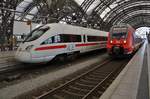 415 501-6  Eisenach  trifft am 30.9.2017 als ICE1555 von Frankfurt(Main) Hauptbahnhof im Dresdener Hauptbahnhof auf 442 146-7  Elbe  als RB31 (RB18320) von Dresden Hauptbahnhof nach Coswig(b Dresden).
