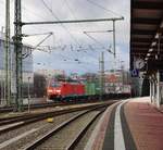 189 006 zieht am 20.01.2018 einen Containerzug durch den Dresdener Hauptbahnhof.