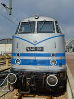 Im April 2014 war die Diesellokomotive V240 001 als Blickfang am Dresdner Hauptbahnhof abgestellt.