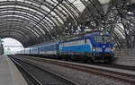 193 292 wartet mit dem EC 378 nach Kiel am 26.06.18 in der Bahnhofshalle des Hbf Dresden auf die Abfahrt.