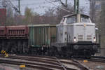 Die Diesellokomotive 111 001 von ITL mit einem Güterzug war Anfang April 2017 in der Nähe des Dresdener Hauptbahnhofes zu sehen.