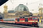 08.03.2007 Dresden, Hauptbahnhof, EC 173 nach Prag steht mit der Skoda-Zweisystemlokomotive CD 371 004 zur Abfahrt bereit.