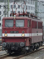 Die Elektrolokomotive 211 030-2 war am Dresdener Hauptbahnhof abgestellt.