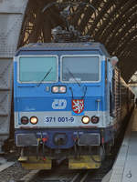 Die Elektrolokomotive 371 001-9 wartet am Dresdener Hauptbahnhof auf die Abfahrt.