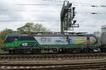Die Elektrolokomotive 193 207-8 war Anfang April 2017 mit einem Güterzug in der Nähe des Dresdener Hauptbahnhofes zu sehen.
