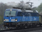 Die 383 003-1 zieht einen Güterzug, gesehen Anfang April 2017 in der Nähe des Dresdener Hauptbahnhofes.