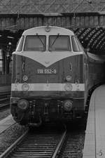 Die Diesellokomotive 118 552-9 Anfang April 2017 nach der Ankunft im Dresdener Hauptbahnhof.