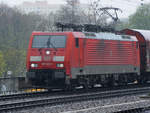 Die Elektrolokomotive 189 015-1 war Anfang April 2017 mit einem Güterzug in der Nähe des Dresdener Hauptbahnhofes zu sehen.