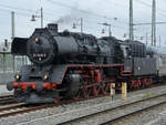 Die Dampflokomotive 50 3648-8 bei der Ankunft am Dresdener Hauptbahnhof.