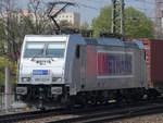 Die 386 022-8 zieht einen Güterzug, so gesehen Anfang April 2017 in der Nähe des Dresdener Hauptbahnhofes.