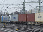 Die Elektrolokomotive 186 437-0 war Anfang April 2017 mit einem Güterzug in der Nähe des Dresdener Hauptbahnhofes zu sehen.