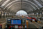 Blick auf die unteren Gleise in Dresden Hbf unter der Bahnhofshalle.
