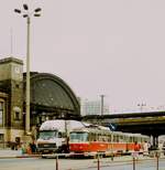 25.08.1984, Dresden: Ein TATRA-Zwei-Wagen-Zug der Straßenbahnlinie 5 hält am Hauptbahnhof.