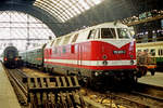 10.08.1990, Dresden Hauptbahnhof, Lok DR 118 683-2 ist mit dem Eilzug von Zittau in der Bahnhofshalle angekommen.