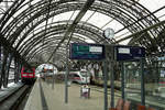 15. Juni 2009, Dresden-Hauptbahnhof, südliche Halle. Links die Regionalbahn nach Hoyerswerda, rechts ICE 1558 nach Frankfurt/Main