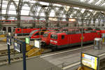 29. März 2012, Dresden-Hauptbahnhof: In der Mittelhalle stehen (v.v.n.h.): Zug der S3 nach Freiberg(14:37), S3 nach Tharandt (14:52), RB 17111 nach Görlitz (14:37), RB 18412 nach Cottbus(14:51).