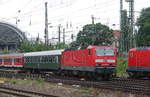 Ein ex Reichsbahnwagen (D-EBS 55 80 21-35 0ß59 -7 Bomz) muss aushelfen am RE18 Cottbus - Dresden, hier bei Einfahrt in Dresden Hbf, 01.06.2012
