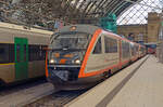 Am 04.10.22 wartet 642 301 zusammen mit einem weiteren Trilex-Desiro in der Halle des Dresdner Hauptbahnhofs auf die Abfahrt nach Görlitz.