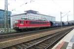 155 167 vor Güterzug in Dresden HBf
