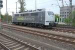 Lokomotive 111 210 von RailAdventure abgestellt im April 2024 in Dresden Hauptbahnhof