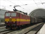  Kndelpresse  372 014 mit einem Gterzug in Richtung Tschechien. Noch fahren diese Zge durch die Sdhalle, doch die Bauarbeiten an den Auengleisen schreiten voran; Dresden Hbf., 27.09.2007
