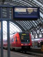 An diesem RegioSwinger 612 611 ist als Fahrziel Blauenthal angezeigt, obwohl er auf Gleis 10 steht, von wo er auf der Sachsen-Franken-Magistrale ber Freiberg und Chemnitz nach Hof fahren soll;