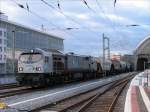 Jetzt wurden die neu errichteten Aussengleise in Betrieb genommen. Damit drfte das Fahren der Gterzge, wie hier mit Blue Tiger 250 007, von/nach Tschechien durch die Hallen der Vergangenheit angehren; Dresden Hbf., 08.12.2007
