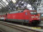 Auf dem oberen Hochbahnsteig fhrt gerade ein der EC nach Hamburg-Altona. Als Lok dient 101 050-3. Dresden Hbf den 02.08.2006