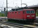 Hier steht 371 201 (ehemalige 180 001) noch auf dem Abstellgleis in Dresden Hauptbahnhof. Kurz nach dem ich dieses Bild fotografiert hatte, setzte sie sich in Bewegung, um den angekommenen IC zu bernehmen. Bild aufgenommen am 05.05.07.