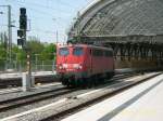 140 500 bei der Durchfahrt in Dresden Hauptbahnhof. Fotografiert habe ich sie am 05.05.07. Bemerkenswert sind die Zusatzscheinwerfer.