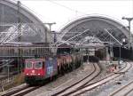 Ein Gterzug durch die Bahnhofshalle, wie hier mit 421 383 von SBB Cargo auf Gleis 3 der Sdhalle, das gab es nur solange die neuen Auengleise noch nicht fertiggestellt waren; Dresden Hbf.,