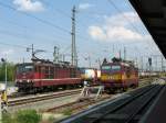 Zwei  Kndelpressen : whrend die CD 372 007 wartet bis sie den EC 371 von Ostseebad Binz zur Weiterfahrt nach Prahe (Prag) bernehmen kann, kommt DB 180 011 noch im Reichsbahn-look mit einem Gterzug aus Tschechien durch Dresden Hbf.; 15.05.2008
