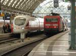 ICE aus Frankfurt trifft in Dresden Hbf auf die Regionalbahn nach Elsterwerda mit Zuglok 143 070.