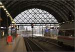 Draußen ist es ungemütlich -

Am Abend des 2. August suchten wir Schutz im Dresdener Hauptbahnhof. Draußen tobte ein Gewitter mit heftigem Regen. 

(M)