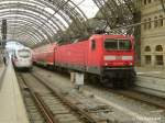 Die RB31 (BR 143 + DR-Dostos) von Dresden nach Elsterwerda steht im Hbf von Dresden zur Abfahrt bereit.