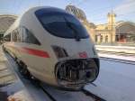 Der ICE steht am Dresdner HBF. - diesmal mit offener Bugklappe. Kurze Zeit spter machte er sich auf den Weg nach Frankfurt Flughafen. (02.01.2010)