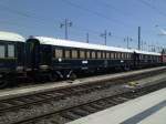 Und hier nochmal die Waggons ...
Sehen echt Einzigartig aus :) zumal sogar neue Drehgestelle dran sind .
DResden HBF. 12.07.2010
